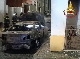 Tre auto distrutte dalle fiamme nella notte, danni anche a un&rsquo;abitazione