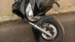 Perde il controllo della moto e finisce sul marciapiede, salvato dal casco