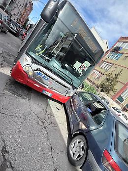 Scontro tra auto e bus in via Pirandello, 3 feriti