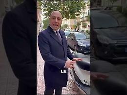 Stop alle moto parcheggiate sui marciapiedi e in giro senza casco. Il video