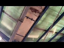 Piove sui banchi di vendita nel Mercato Fadini, utenti e commercianti esasperati. Il video