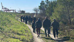 Rigassificatore al molo polisettoriale, protesta sul Tara: ambientalisti in marcia verso Lido Azzurro. Le foto