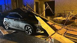 Raffiche di vento, impalcature e alberi caduti. Notte di interventi continui. Le foto