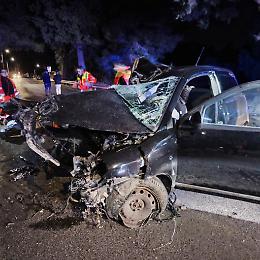 Schianto nella notte, muore una donna di 26 anni e tre feriti gravi. Anche un bambino