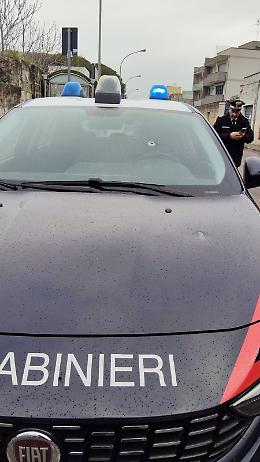 "L'auto raggiunta dai colpi d'arma da fuoco, i carabinieri sono vivi per miracolo"