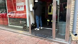 Fumo in via Liguria nel negozio di telefonia