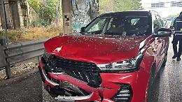 Carambola di auto sulla Statale 7 ter, traffico in tilt. Le foto