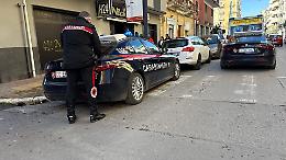 "Dammi i soldi che devo comprare una birra", al rifiuto la ragazza aggredisce la commessa