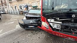 Scontro tra bus e auto, una giovane finisce in ospedale
