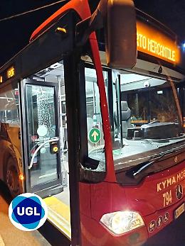 Pietra contro autobus di linea, "Qualcuno intervenga presto"