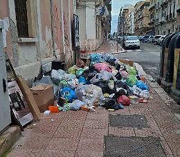 Rifiuti nel Borgo, centro sporco mentre cresce il peso della Tari