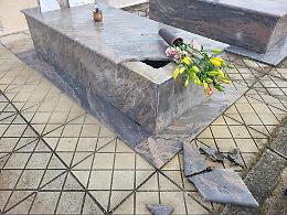 Cimitero devastato, rubati rame e ottone dalle tombe. Le foto
