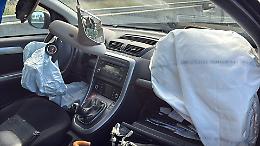 Scontro sulla Grottaglie-Taranto, due donne in ospedale. Le foto