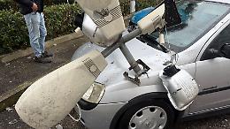 Palo della luce crolla su un&rsquo;auto in via Galilei. Le foto