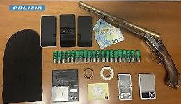 In casa nascondevano cocaina, crack e un fucile a canne mozze. Coppia in manette