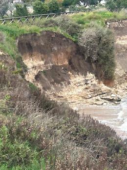 Cede la falesia alla Baia dei Gruccioni, area interdetta per sicurezza. Le foto