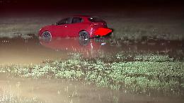 La strada diventa una palude, famiglie nel fango