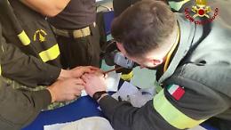 L'anello blocca la circolazione sanguigna, intervento fondamentale dei Vigili del Fuoco 