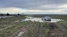 Auto fuori strada sulla provinciale della Salina, intrappolata nel fango