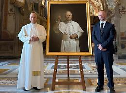 Roberto Ferri consegna a Papa Leone XIV il ritratto ufficiale, orgoglio tarantino in Vaticano. Le foto