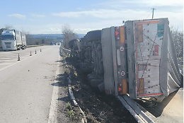 Camion finisce fuori strada sulla Statale 100