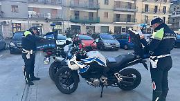 Parcheggiatore abusivo in azione in piazza Lucania, scatta la denuncia