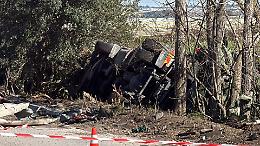 Cisterna si ribalta sulla Statale 7, benzina e gasolio sulla strada. Traffico deviato