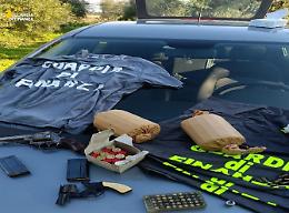 Armi ed esplosivi: sequestrate 2 pistole e 2 ordigni artigianali in un casolare. Le foto