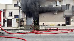 Incendio in una attivit&agrave; commerciale, fumo e fiamme