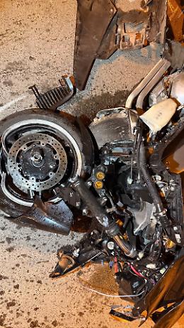 Scontro nella notte tra scooter e auto, centauro in prognosi riservata