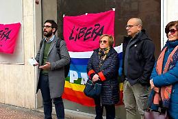 Beni confiscati, presidio di Libera davanti a un locale ancora inutilizzato