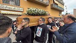 L&rsquo;ultimo saluto a Loris Costantino, dolore e rabbia per l&rsquo;operaio morto all&rsquo;ex Ilva. Le foto