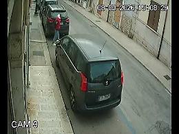 Un uomo ripreso mentre fa i bisogni in strada. Il video che indigna