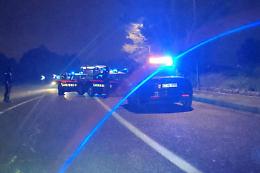 Non si ferma all&rsquo;alt, inseguimento all&rsquo;alba. Due carabinieri feriti