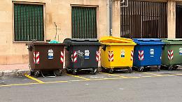 Cassonetti spostati sotto casa, e divampano le polemiche