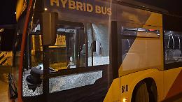 Bus colpito da una sassaiola a Lido Azzurro, sfiorata la tragedia. Le foto