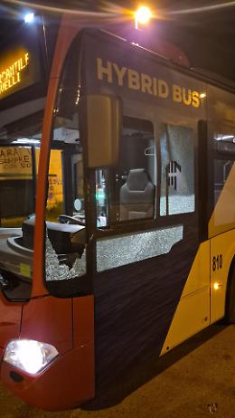 Sassaiola contro il bus, i sindacati: "Escalation inaccettabile, ora Daspo urbano per i responsabili"