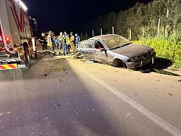 Auto fuori strada sulla Statale 7, conducente in gravi condizioni