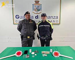 Forza un posto di blocco e scatena un inseguimento, arrestato un 50enne per droga e resistenza