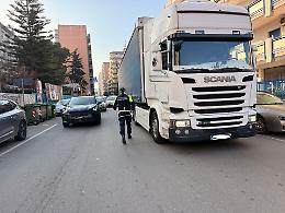 Operaio della pulizia stradale investito da un tir. Le foto