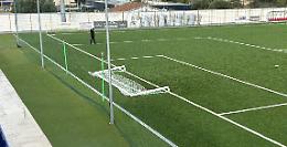 Vandali allo stadio comunale: danneggiata una porta e devastati i servizi. Le foto