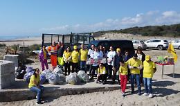 Materassi e persino transenne: i volontari alla foce del Lenne. Ripulita la spiaggia dai rifiuti. Le foto