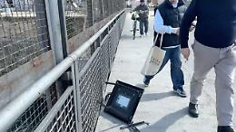 Crolla un lampione sul ponte girevole: nessun ferito. Il video