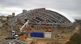 Neanche la pioggia ferma i cantieri: completata la struttura in acciaio del PalaRicciardi