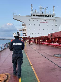 Guasti agli impianti di sicurezza, nave mercantile fermata nel porto