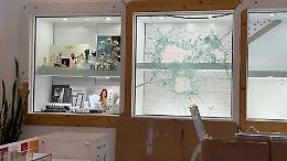 Furto in gioielleria e inseguimento nella notte, banditi in fuga. Auto della Polizia si schianta