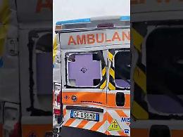 Ambulanza tamponata da un Tir sull&rsquo;A14, mezzo completamente distrutto. Il video