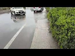 Pioggia e disagi a Talsano, parcheggi allagati e pedoni costretti in strada. Il video