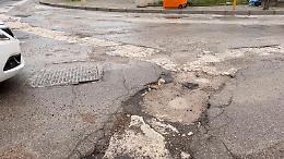 Tamburi, via Orsini nel caos: strada impraticabile e scavi senza protezioni