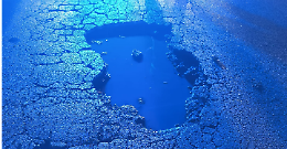 Tangenziale, pioggia apre voragini sull&rsquo;asfalto: diverse auto danneggiate